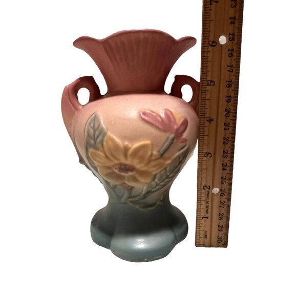 Vintage Hull Pottery USA Magnolia Vase Pink & Blue Dual Handle Floral Design 6.5 - Picture 5 of 6